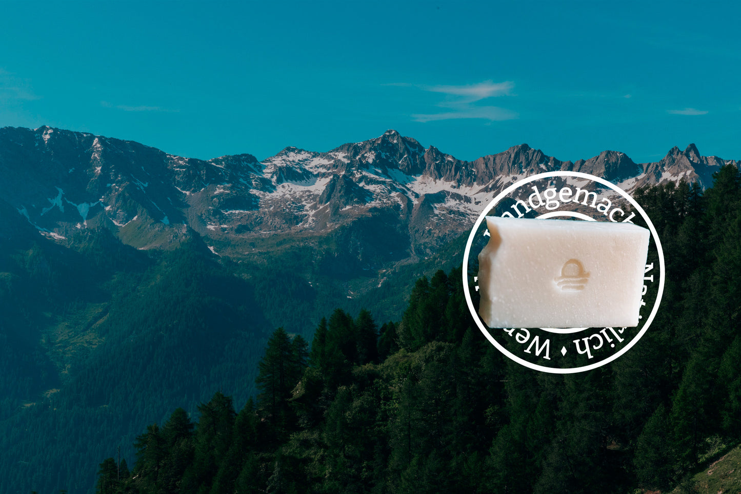Helvera Tallow-Seife mit Siegel 'Handgemacht – Natürlich' vor Schweizer Alpenlandschaft – hochwertige Naturseife aus Rindertalg
