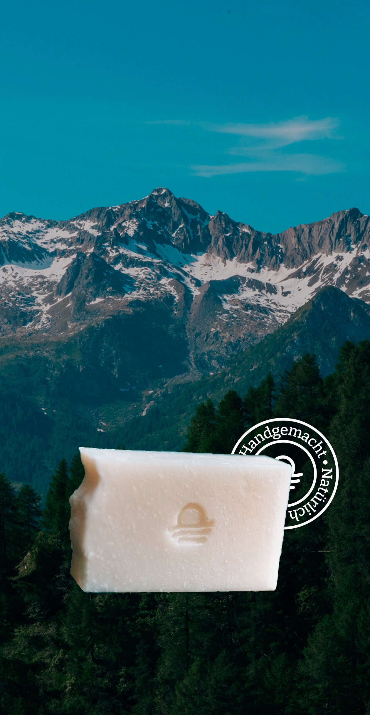 Montagebild mit Helvera Tallow-Seife und Siegel 'Handgemacht – Natürlich' vor imposanter Schweizer Alpenkulisse
