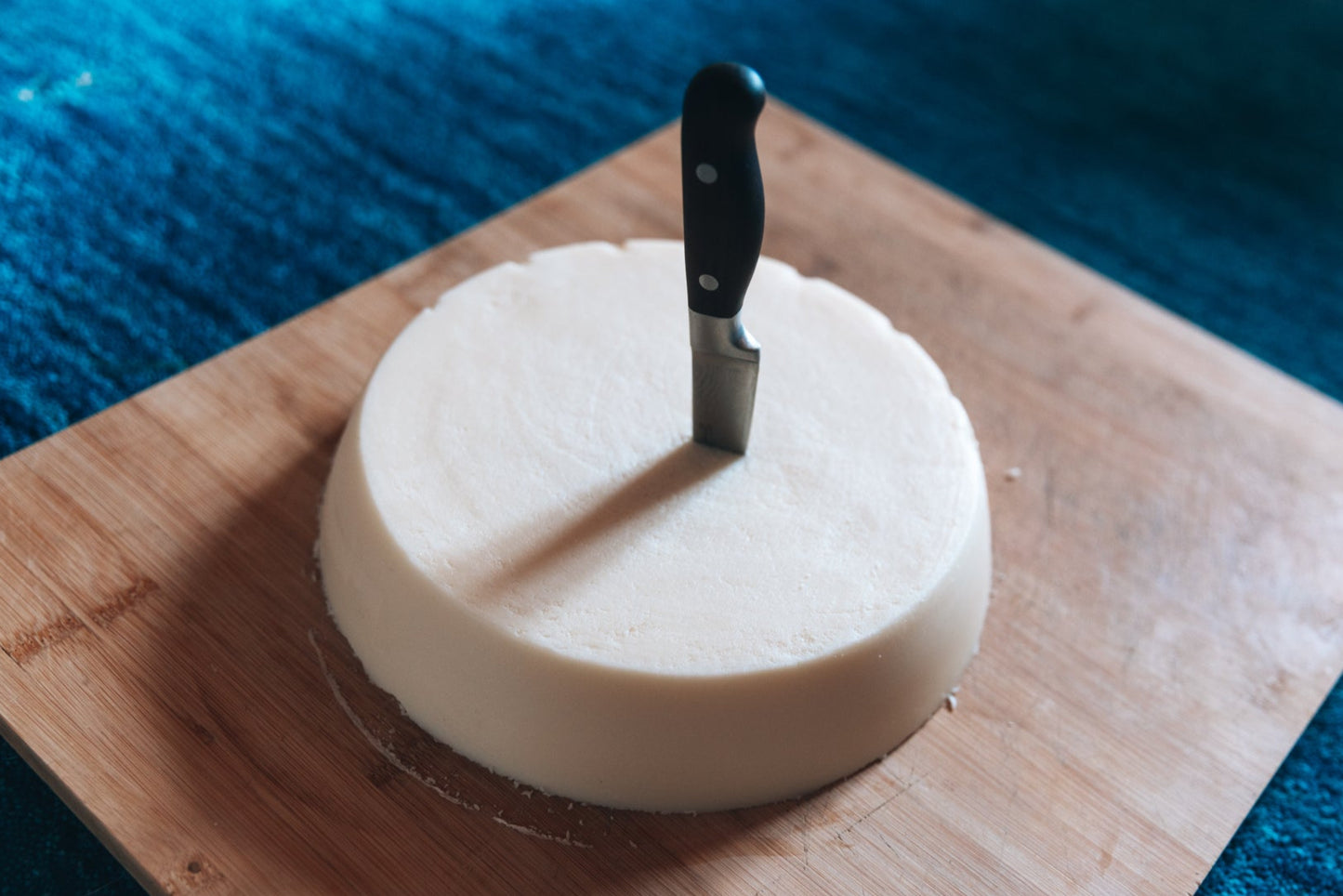 Frisch purifizierter Rindertalg als runder Tallow-Block – Basis für die Herstellung von naturreiner Tallow-Seife bei Helvera