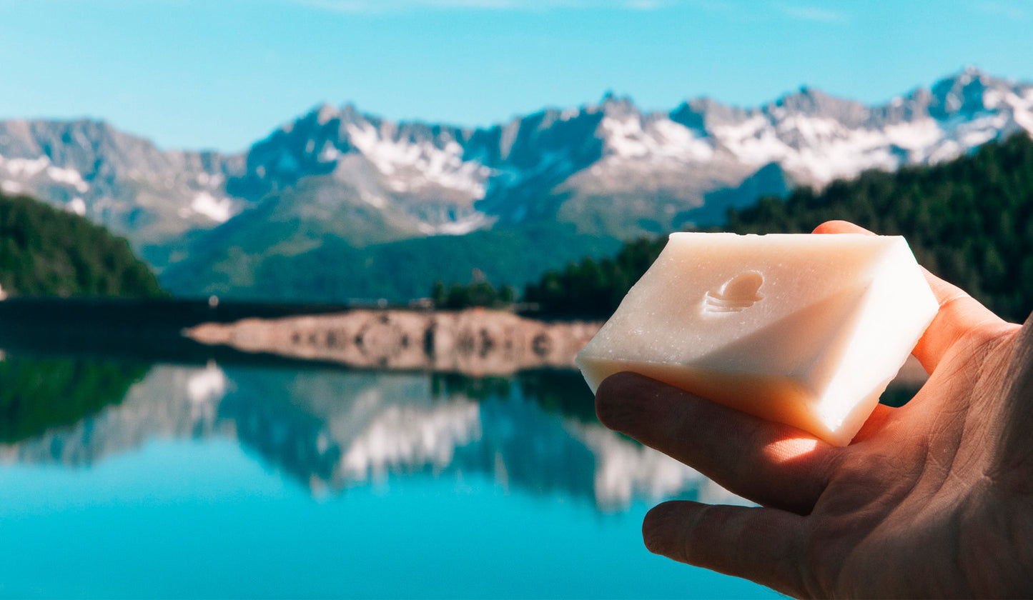 Handgemachte Tallow-Seife von Helvera – in der Natur gehalten vor einem klaren Schweizer Alpensee, aus reinem Rindertalg gefertigt